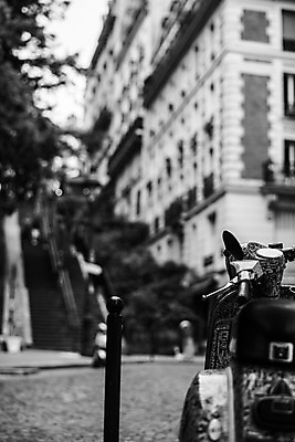 포토 JPG 유럽 흑백 사람없음 건물 아웃포커스 계단 프랑스 도시 골목길 파리_프랑스 국내포토 건축물 나라 길 촬영기법 파일형식