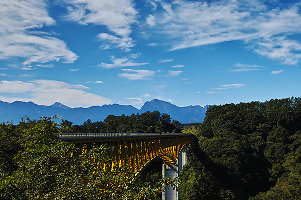 포토 JPG 주간 나무 구름 해외풍경 도로 자연 하늘 산 풍경 사람없음 야외 일본 가교 야마나시 국내포토 자연요소 식물 해외 건축물 아시아 길 교통시설 생태계 파일형식