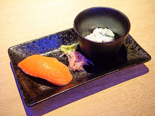 포토 JPG 접시 실내 사람없음 초밥 연어초밥 일본음식 국내포토 식기 음식 내부 연어 파일형식