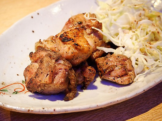 포토 JPG 접시 음식 실내 사람없음 닭고기 샐러드 훈제요리 일본음식 국내포토 식기 육류 내부 파일형식