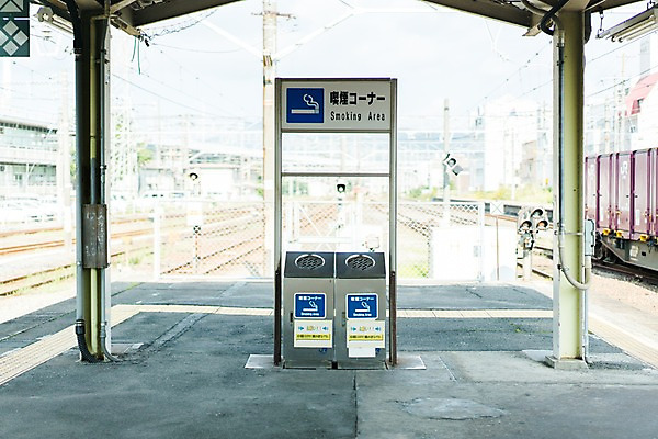 포토 JPG 주간 해외풍경 흡연 풍경 사람없음 야외 일본 재떨이 전철역 흡연구역 국내포토 자연요소 해외 아시아 담배 역 구역 파일형식