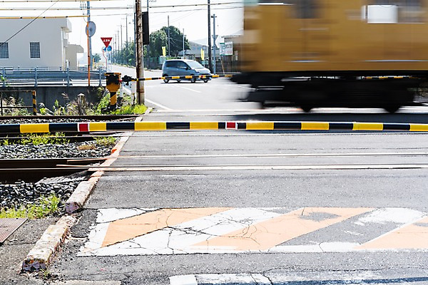 포토 JPG 주간 해외풍경 도로 자동차 풍경 사람없음 야외 일본 철길건널목 국내포토 자연요소 해외 아시아 길 육상교통 교통시설 기찻길 파일형식
