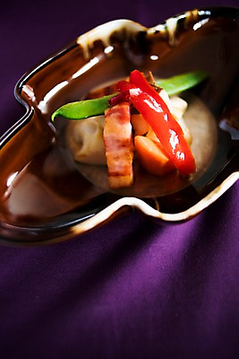 포토 JPG 그릇 음식 식탁 실내 사람없음 베이컨 만두국 일본음식 국내포토 식기 탁자 돼지고기 내부 파일형식