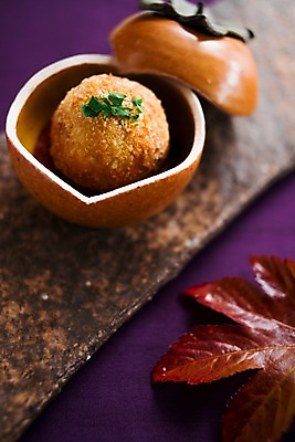 포토 JPG 그릇 식탁 나뭇잎 실내 사람없음 아웃포커스 크로켓 일본음식 국내포토 식기 음식 잎 탁자 촬영기법 내부 튀김 파일형식