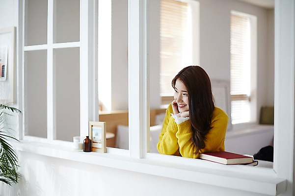 포토 JPG 응시 여자 창문 실내 한명 웃음 상반신 20대 성인 옆모습 책 캐주얼 턱괴기 한국인 창가 성인여자한명만 국내포토 1 시선 옷 뷰포인트 모션 표정 사람 동양인 청년 내부 여자한명만 성인여자만 파일형식