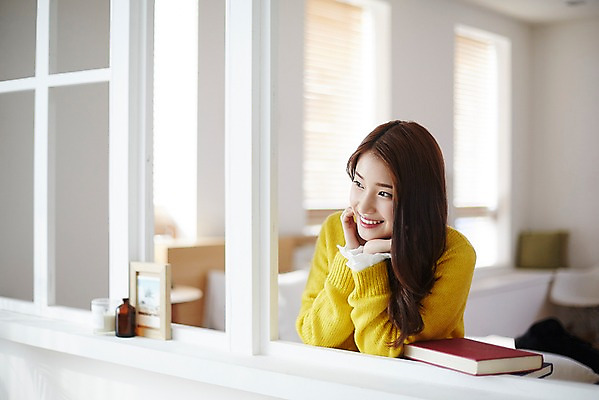 포토 JPG 응시 여자 창문 실내 한명 웃음 상반신 20대 성인 옆모습 아웃포커스 책 캐주얼 턱괴기 한국인 창가 성인여자한명만 국내포토 1 시선 옷 뷰포인트 모션 촬영기법 표정 사람 동양인 청년 내부 여자한명만 성인여자만 파일형식