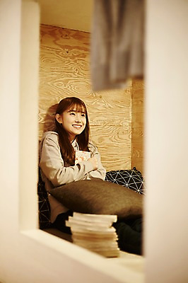 포토 JPG 응시 여자 안기 실내 한명 웃음 앉기 상반신 20대 성인 옆모습 캐주얼 한국인 만화 만화책 만화방 성인여자한명만 국내포토 1 시선 옷 뷰포인트 모션 표정 사람 동양인 청년 내부 책 카페 여자한명만 성인여자만 파일형식