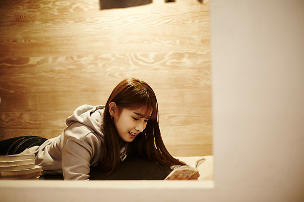 포토 JPG 응시 여자 엎드리기 실내 한명 웃음 상반신 20대 성인 옆모습 캐주얼 한국인 만화 읽기 만화책 만화방 성인여자한명만 국내포토 1 시선 옷 뷰포인트 모션 표정 사람 동양인 청년 내부 책 카페 여자한명만 성인여자만 파일형식