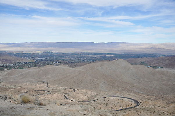 포토 JPG 해외이미지 주간 나무 식물 구름 공원 도로 자연 하늘 바람 휴가 산 손바닥 풍경 사람없음 초록색 침묵 봄 캠핑 하이킹 운전 사막 조약돌 고속도로 숲 대추 캘리포니아 대여 단절 돌무덤 오아시스 전국 해외202004 해외포토 자연요소 손 계절 공공시설 길 컬러 교통시설 모션 레저 날씨 미국 소리 돌_바위 무덤 생태계 파일형식 이미지허브