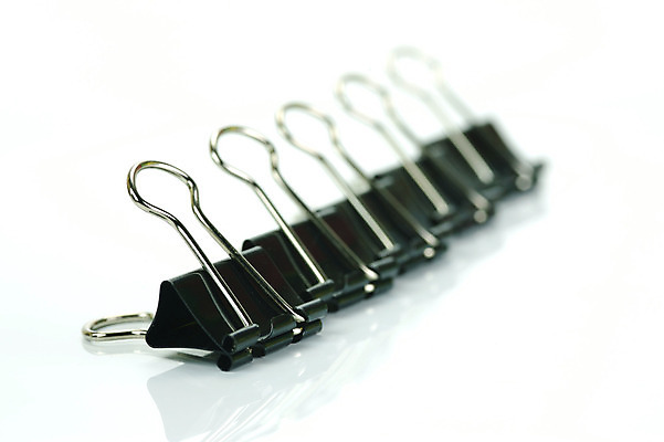 포토 JPG 해외이미지 종이 문구용품 사람없음 사무실 금속 검은색 흰색 오브젝트 클립 폴더 고립 접기 해외202004 해외포토 컬러 비즈니스 모션 재질 파일 파일형식 이미지허브