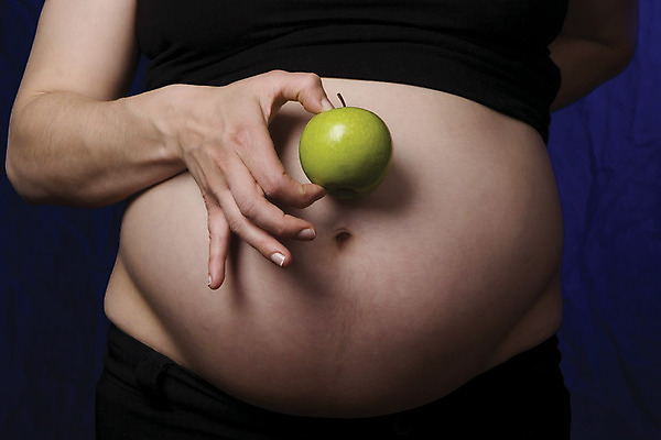 포토 JPG 해외이미지 손 감정 어린이 음식 과일 엄마 함께함 관리 한명 초록색 부모 임산부 임신 아기 달콤 사과 큼 해외202004 해외포토 1 컬러 컨셉 가족 사람 신체부위 맛 크기 파일형식 이미지허브