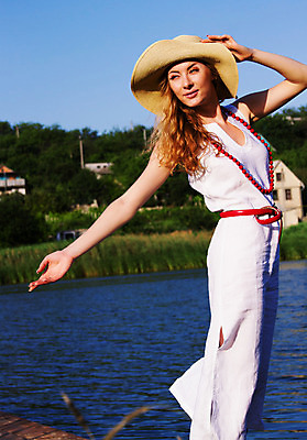 포토 JPG 해외이미지 1 드레스 여자 행복 감정 호수 파도 하늘 아침 바람 휴가 휴식 한명 물 파란색 기쁨 춤 원형 주말 수평선 해외202004 해외포토 주간 자연요소 도형 옷 바다 컬러 컨셉 날씨 문화예술 사람 파일형식 이미지허브