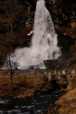 포토 JPG 해외이미지 자연 노르웨이 풍경 사람없음 물 갈색 여행객 봄 폭포 흰색 큼 속도 스칸디나비아 해외202004 해외포토 자연요소 계절 유럽 컬러 사람 크기 생태계 파일형식 이미지허브