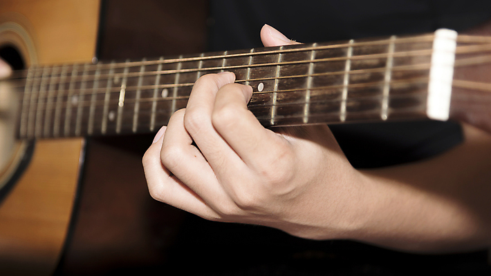 포토 JPG 해외이미지 손 연주 실내 신체부위 기타 잡기 해외202004 해외포토 음악 모션 현악기 사람 내부 파일형식 이미지허브