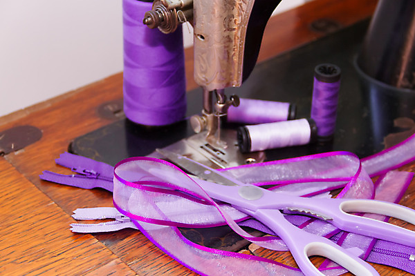 포토 JPG 해외이미지 디자인 산업 백그라운드 사람없음 유행 금속 검은색 기계 장비 수확 공구 직물 업무 실 제조 바느질 제비꽃 묘사 복고 땀 재단 옛날 자외선 해외202004 해외포토 꽃 컬러 농업 재질 도구 작업 파일형식 이미지허브