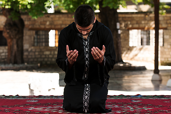 포토 JPG 해외이미지 1 전통 손 응시 옷 남자 감정 종교 문화 청소년 수염 아이디어 한명 사람 야외 믿음 검은색 기도 표현 영혼 이슬람교 명상 호기심 모스크 긍정 신성 아랍에미리트 숭배 신앙심 아랍어 해외202004 해외포토 시선 컬러 컨셉 중동 신체부위 파일형식 이미지허브