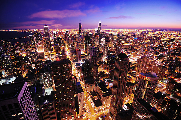 포토 JPG 해외이미지 비즈니스 안테나 사람없음 건물 금융 고층빌딩 도시 도심 야간 시카고 해외202004 해외포토 자연요소 건축물 통신 빌딩 경제 미국 파일형식 이미지허브