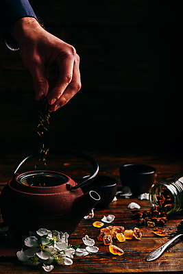 포토 JPG 해외이미지 손 주전자 검은배경 신체부위 숟가락 어둠 붓기 냄비 찻주전자 설탕 허브 준비 찻잎 우롱차 해외202004 해외포토 식물 백그라운드 모션 주방용품 수저 사람 차_음료 검은색 솥 파일형식 이미지허브