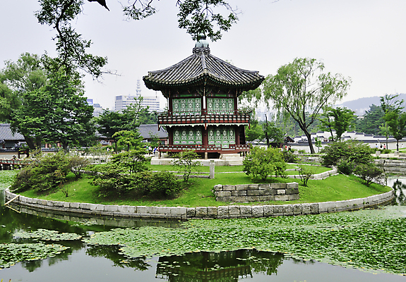 포토 JPG 해외이미지 나무 식물 전통 디자인 아시아 문화 호수 여행 잎 건축양식 자연 하늘 휴식 주택 서울 한국 동양인 사람없음 야외 건물 목재 빨간색 초록색 물 여름 파란색 컬러풀 정원 침묵 궁전 골동품 도시 역사 당구 남쪽 옛날 전국 해외202004 해외포토 자연요소 건축물 계절 건축 나라 컬러 컨셉 고건축 재료 인종 구기 소리 방향 생태계 파일형식 이미지허브