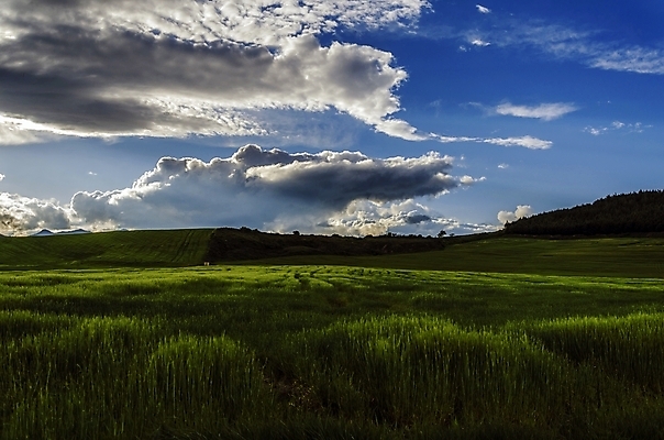 포토 JPG 해외이미지 구름 유럽 백그라운드 밭 농업 자연 하늘 날씨 산 풍경 사람없음 야외 초록색 컬러풀 농장 마을 환경 계곡 어둠 흰색 스페인 해외202004 해외포토 자연요소 나라 산업 컬러 생태계 파일형식 이미지허브