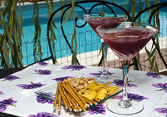 포토 JPG 해외이미지 주간 탁자 수영장 사람없음 야외 과자 칵테일 안주 두잔 해외202004 해외포토 자연요소 가구 2 디저트 주류 파일형식 이미지허브