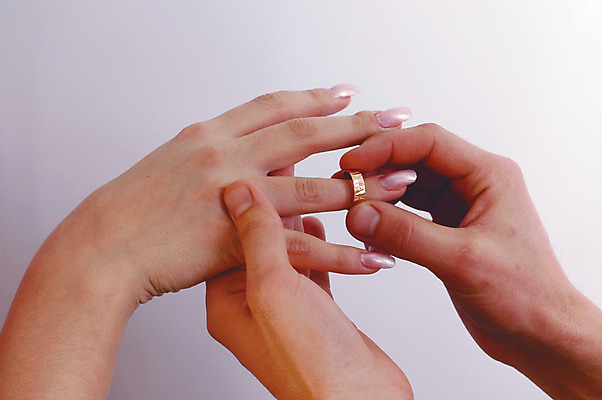 포토 JPG 해외이미지 커플 여자 남자 결혼 2 손가락 가족 신혼부부 결혼식 남편 함께함 관리 사랑 사람 성인 사람없음 교회 신혼여행 엄지손가락 반지 잡기 아내 황금 손톱관리 손톱 질문 보석 성직자 피부 신성 약혼 해외202004 해외포토 손 부부 감정 종교 컨셉 장신구 관계 종교건축 모션 이벤트 건물 신체부위 네일아트 광석 약속 신혼 파일형식 이미지허브