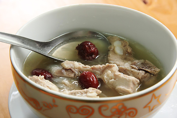 포토 JPG 해외이미지 전통 접시 아시아 음식 조각 육류 돼지고기 요리 동양인 사람없음 숟가락 중국 뜨거움 사발 수프 허브 바비큐립 해외202004 해외포토 식물 식기 나라 식재료 수저 인종 사기그릇 바비큐 파일형식 이미지허브