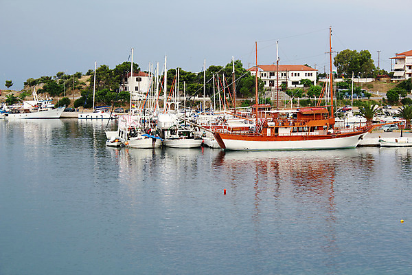 포토 JPG 해외이미지 유럽 바다 여행 요트 낚시 휴가 항해 어업 사람없음 파란색 항구 기쁨 장비 만 보트 지중해 그리스 함선 포트 기어 해외202004 해외포토 감정 나라 산업 컬러 배_교통 교통시설 레저 파일형식 이미지허브