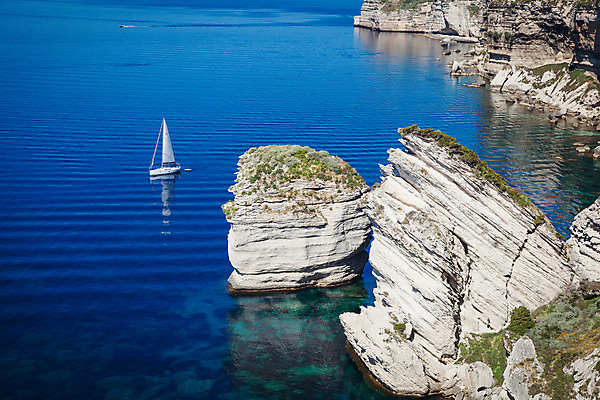 포토 JPG 해외이미지 캐릭터 유럽 모래 바다 자연 하늘 휴가 주택 풍경 사람없음 물 파란색 마을 어둠 프랑스 바위 흰색 저녁 땅 지중해 내추럴 코르시카 해외202004 해외포토 자연요소 나라 컬러 섬 건물 돌_바위 야간 생태계 파일형식 이미지허브