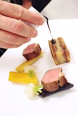 포토 JPG 해외이미지 그릇 음식 채소 탁자 육류 돼지고기 스테이크 요리 사람없음 저녁식사 먹기 허리 점심식사 해외202004 해외포토 식기 가구 식재료 모션 서양음식 신체부위 식사 파일형식 이미지허브