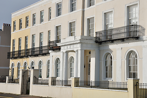 포토 JPG 해외이미지 영어 외관 도로 길 곡선 건축양식 창문 호텔 벽돌 영국 거리 아파트 주택 사람없음 야외 건물 파란색 골동품 발코니 바위 도시 큼 묘사 타운 연립주택 방치 복원 옛날 줄서기 해외202004 해외포토 문자 건축물 건축 유럽 선 컬러 교통시설 모션 숙소 돌_바위 크기 파일형식 이미지허브