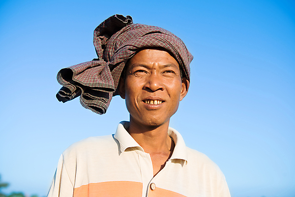 포토 JPG 해외이미지 1 전통 남자 아시아 문화 여행 농업 하늘 노동자 한명 서기 미소 사람 동양인 인종 야외 경제 파란색 농작물 농장 농경지 마을 수확 시골 뜨거움 농부 가난 싱글 미얀마 버마 터번 해외202004 해외포토 직업 나라 산업 컬러 컨셉 모션 표정 머리장식 파일형식 이미지허브