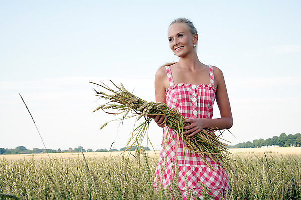 포토 JPG 해외이미지 드레스 여행 밭 자연 휴가 휴식 건강 한명 웃음 금발 태양 봄 기쁨 시리얼 유기농 해외202004 해외포토 자연요소 1 헤어스타일 웰빙 옷 계절 감정 음식 컨셉 농업 표정 사람 생태계 파일형식 이미지허브