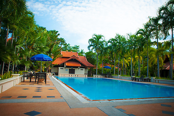 포토 JPG 해외이미지 나무 식물 디자인 외관 아시아 바다 섬 여행 건축양식 태국 자연 호텔 휴가 휴식 주택 손바닥 미술 풍경 사람없음 야외 장식 물 여름 파란색 태양 여행객 고급 당구 빌라 휴양지 이국적 터키석 파라다이스 해외202004 해외포토 자연요소 손 계절 건축 나라 컬러 컨셉 숙소 문화예술 사람 건물 구기 장소 보석 생태계 파일형식 이미지허브
