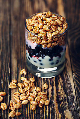 포토 JPG 해외이미지 열매 음식 유리 탁자 디저트 건강 사람없음 목재 숟가락 신선 항아리 달콤 아침식사 낟알 잼 시리얼 유기농 블루베리 꿀 요거트 뮤즐리 핸드메이드 해외202004 해외포토 나무 식물 웰빙 가구 과일 재료 재질 유제품 수저 식사 도자기 소스_음식 맛 파일형식 이미지허브