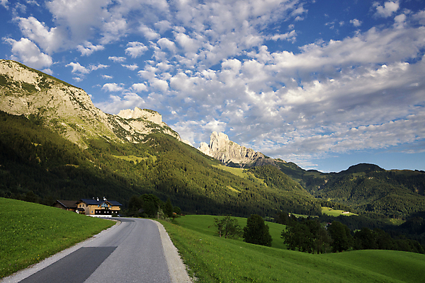 포토 JPG 해외이미지 나무 구름 도로 자연 하늘 산 풍경 사람없음 초록색 파란색 오스트리아 정상 저녁 숲 언덕 알프스 해외202004 해외포토 자연요소 식물 유럽 길 컬러 교통시설 야간 생태계 파일형식 이미지허브