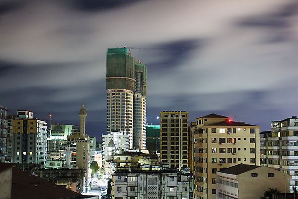 포토 JPG 해외이미지 백그라운드 건축양식 아프리카 하늘 거리 주택 안테나 풍경 사람없음 건물 빛 도시풍경 도시 도심 정상 야간 장면 스카이라인 탄자니아 해외202004 해외포토 자연요소 건축물 건축 나라 통신 파일형식 이미지허브