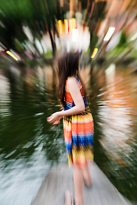 포토 JPG 해외이미지 1 라이프스타일 드레스 여자 호수 백그라운드 컨셉 자연 추상 휴식 갈색머리 한명 사람 야외 물 컬러풀 기쁨 소프트포커스 블러 스타일 해외202004 해외포토 자연요소 헤어스타일 옷 감정 컬러 무늬 촬영기법 생활 생태계 파일형식 이미지허브