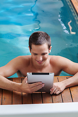 포토 JPG 해외이미지 백인 모델 남자 행복 인터넷 호텔 휴가 휴식 실내 한명 20대 성인 세로 파란색 컴퓨터 태블릿 터치패드 알약 디지털 스크린 수영 스파 젖음 터치 작업 메시지 재산 가장자리 휴양지 전자 옛날 해외202004 해외포토 서양인 1 감정 컬러 컨셉 숙소 사람 청년 내부 금융 전자제품 스마트기기 약 장소 수상스포츠 둘레 파일형식 이미지허브