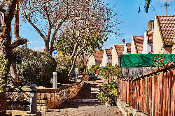 포토 JPG 해외이미지 나무 전통 도로 길 벽 건축양식 창문 지붕 거리 주택 풍경 잔디 사람없음 건물 초록색 여름 농가 마을 맑음 바위 시골 도시 재산 은퇴 그림 시골집 타운 서식지 리빙 이웃 석판 옛날 이스라엘 줄서기 해외202004 해외포토 식물 건축물 계절 건축 컬러 교통시설 모션 날씨 금융 농장 돌_바위 서아시아 파일형식 이미지허브