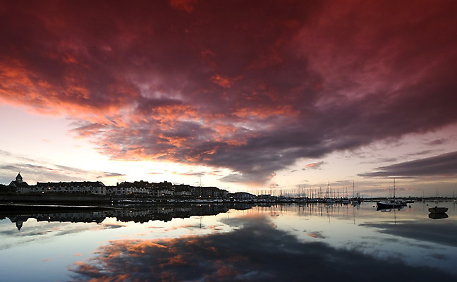 포토 JPG 해외이미지 실루엣 바다 여행 요트 자연 하늘 전등 항해 풍경 사람없음 건물 가로 빨간색 물 여름 파란색 반사 일출 항구 황혼 일몰 만 보트 저녁 아일랜드 더블린 수평선 해외202004 해외포토 자연요소 건축물 계절 유럽 컬러 배_교통 교통시설 조명 촬영기법 노을 야간 생태계 파일형식 이미지허브