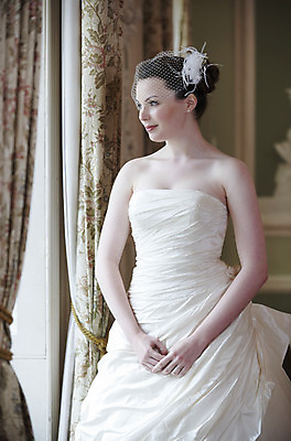 포토 JPG 해외이미지 백인 응시 시선 드레스 여자 행복 포즈 결혼 창문 갈색머리 실내 한명 성인 반사 유행 침묵 흰색 가운 우아함 피부 상아 베일 해외202004 해외포토 서양인 1 헤어스타일 옷 감정 컬러 컨셉 사람 이벤트 내부 신체부위 소리 파일형식 이미지허브