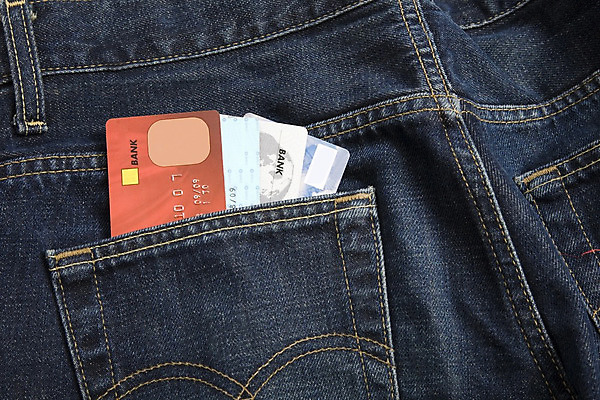 포토 JPG 해외이미지 돈 인터넷 비즈니스 바지 성공 안전 사람없음 금융 경제 파란색 쇼핑 유행 판매 세일 상점 저축 청바지 직물 신용카드 변화 재산 구매 주머니 플라스틱 고객 묘사 질감 보안 상업 결제 계산서 전자상거래 빚 ATM 계좌 매각 인출 해외202004 해외포토 컬러 컨셉 재질 하의 파일형식 이미지허브