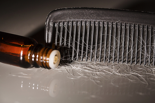 포토 JPG 해외이미지 검은배경 근접촬영 사람없음 뷰티 머리카락 머리빗 헤어관리 두피케어 탈모 탈모클리닉 트리트먼트 해외202004 탈모예방 해외포토 뷰포인트 백그라운드 머리 검은색 미용용품 예방 클리닉 증상 파일형식 이미지허브