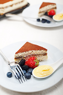 포토 JPG 해외이미지 접시 포크 딸기 디저트 사람없음 숟가락 달콤 블루베리 블랙베리 크림치즈 티라미수 해외202004 해외포토 식기 음식 과일 치즈 수저 맛 파일형식 이미지허브