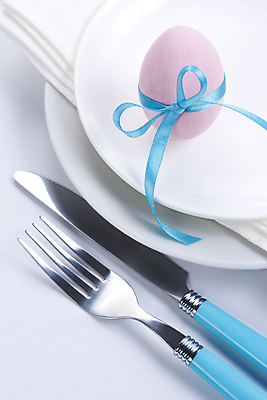 포토 JPG 해외이미지 전통 식기 접시 계절 리본 음식 분홍색 백그라운드 포크 탁자 휴가 부활절 기념 사람없음 장식 파란색 컬러풀 식당 계란 축제 식사 봄 식탁보 흰색 축하 칼 고급 우아함 아침식사 은색 다발 배열 활 냅킨 설정 백자 해외202004 해외포토 기념일 컬러 가구 컨셉 상점 알 도자기 파일형식 이미지허브