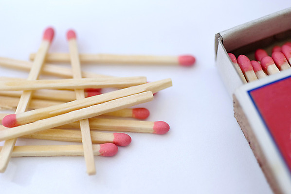 포토 JPG 해외이미지 컨셉 불 아이디어 안전 경기 사람없음 목재 빨간색 빛 상자 머리 흰색 뜨거움 막대기 끝 위험 작음 성냥 묘사 오브젝트 팩 판지 점화 해외202004 해외포토 자연요소 나무 스포츠 컬러 재료 신체부위 화장품 크기 파일형식 이미지허브