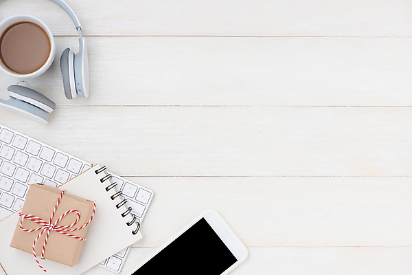 포토 JPG 해외이미지 커피 실내 사람없음 선물상자 스마트폰 하이앵글 헤드셋 키보드 오브젝트 스프링노트 카피스페이스 나무배경 해외202004 해외포토 음료 뷰포인트 음향기기 백그라운드 선물 내부 핸드폰 스마트기기 상자 헤드폰 공책 공백 파일형식 이미지허브