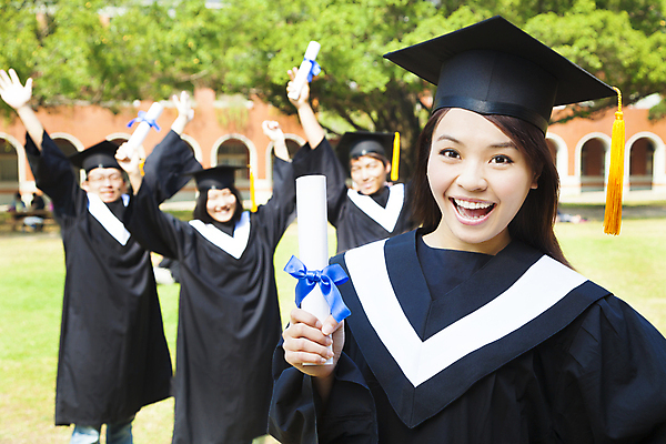 포토 JPG 해외이미지 주간 여자 남자 행복 학사모 졸업 졸업식 졸업생 여러명 상반신 성인 야외 옆모습 손들기 축하 졸업가운 졸업장 성인만 해외포토 자연요소 모자_잡화 교육 감정 뷰포인트 다수 컨셉 모션 사람 가운 파일형식 이미지허브