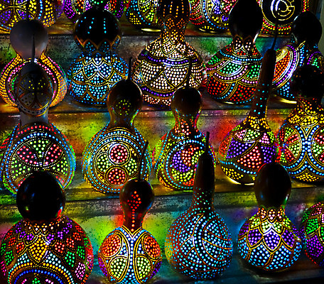 포토 JPG 해외이미지 전통 아시아 여행 백그라운드 유리 추상 이스탄불 실내 매달리기 선물 미술 동양인 사람없음 장식 빛 컬러풀 상점 활발 등불 램프 얼룩 시장 구매 무역 샹들리에 기념품 모자이크 동쪽 소매 칠면조 수공예 빛망울 대각선 아랍어 해외202004 튀르키예 해외포토 나라 산업 선 컬러 컨셉 무늬 모션 재질 조류 문화예술 조명 인종 내부 쇼핑 공예 방향 오브젝트 파일형식 이미지허브